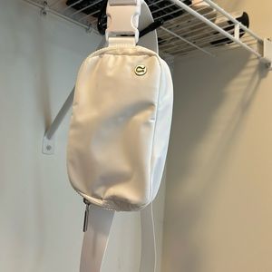 Lululemon Everywhere belt bag